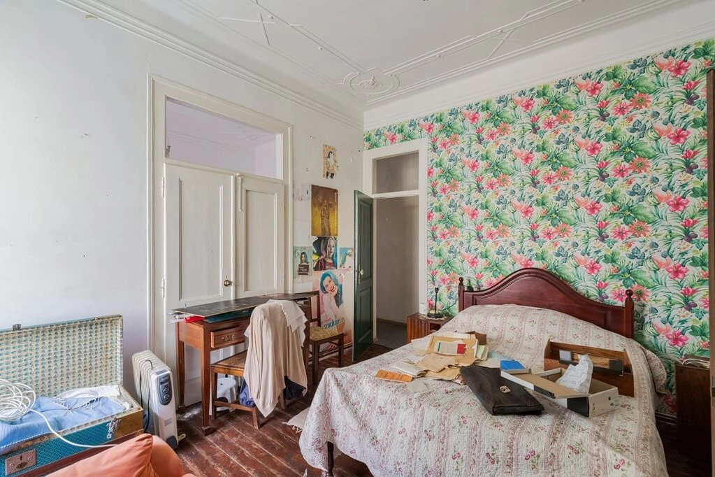 Quarto com móveis antigos