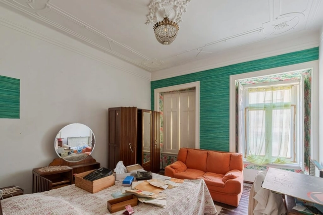 Sala com móveis antigos