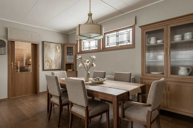 Salle à manger transitionnelle rénovée