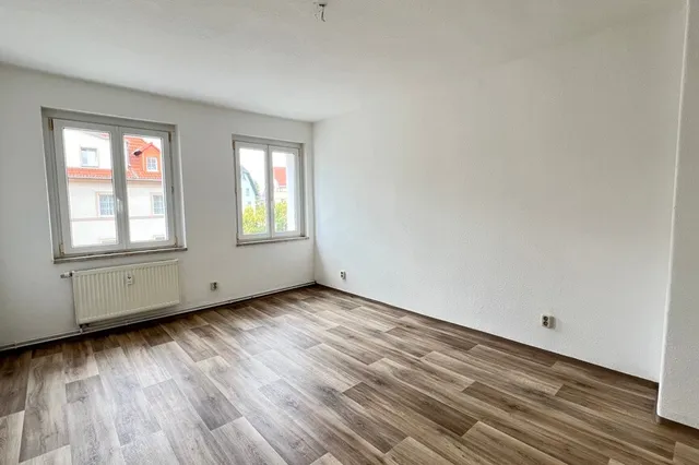 Przykład 1 – Pusty salon zamieniony w umeblowane wnętrze - Oryginalne zdjęcie